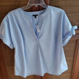 Chambray style v neck top.